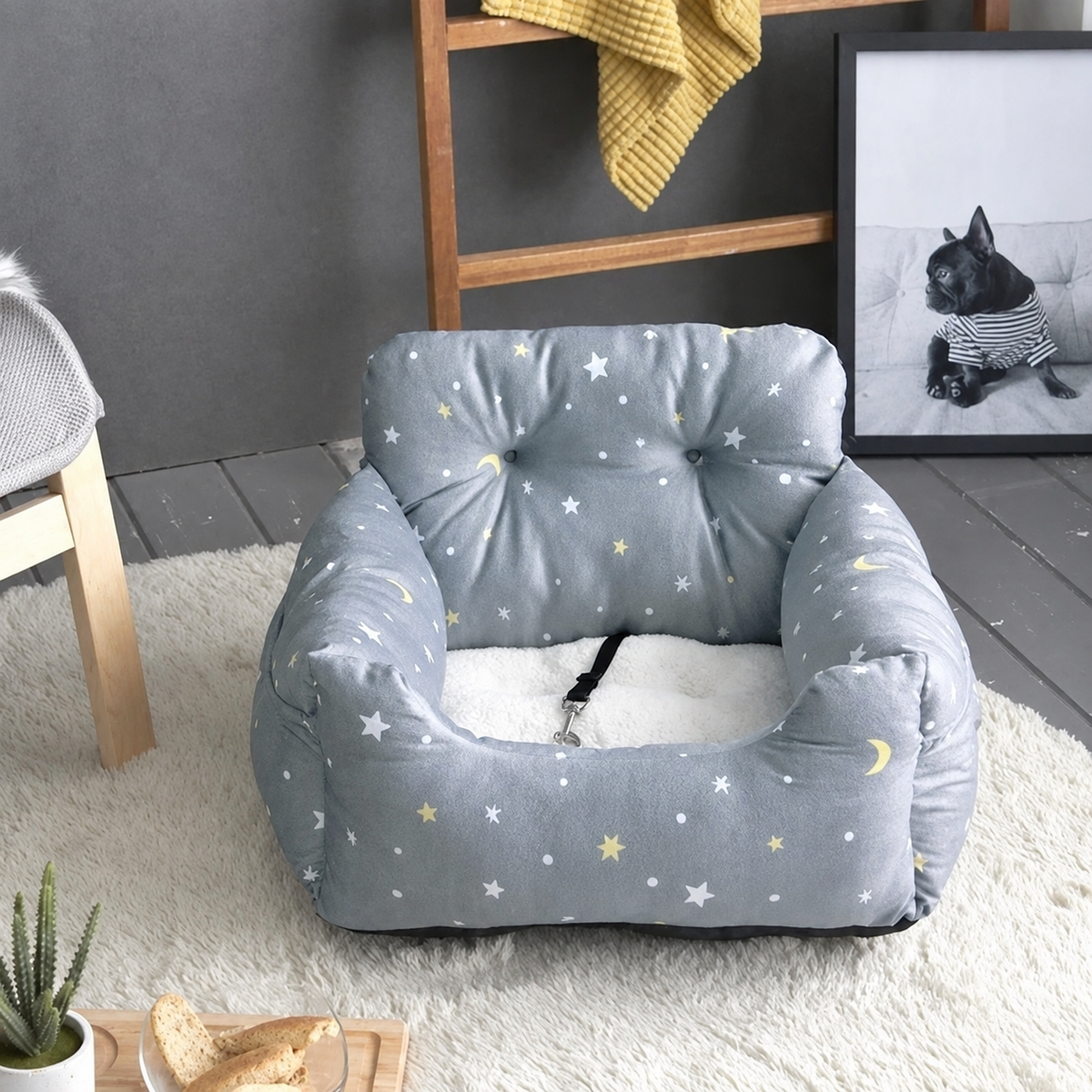 Pentagram Passenger Nest pet car seat with star-and-moon print